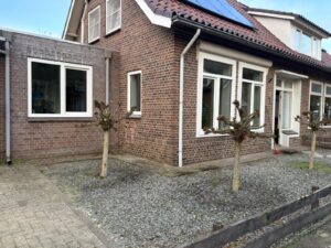 Houten kozijn met dubbele deuren Houten kozijn met dubbele deuren